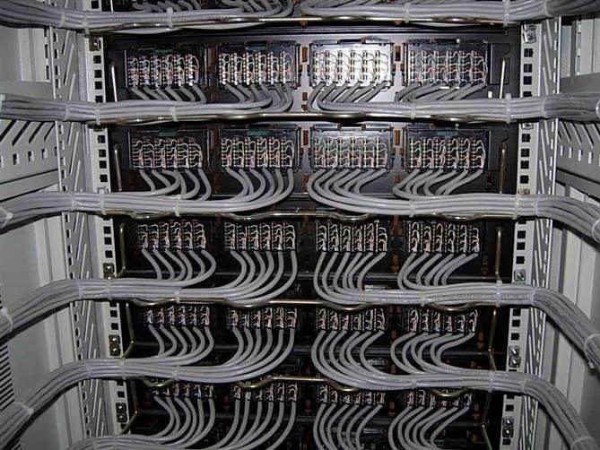 這有寫(xiě)字樓網(wǎng)絡(luò)配線間監(jiān)控維護(hù)系統(tǒng)使用的監(jiān)控主機(jī)！